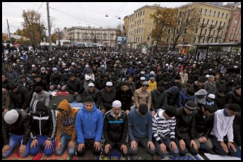 Muslims pray in Russia
