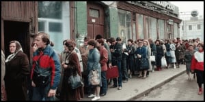 line outside Soviet store
