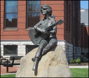 Dolly's statue at Sevier County Courthouse