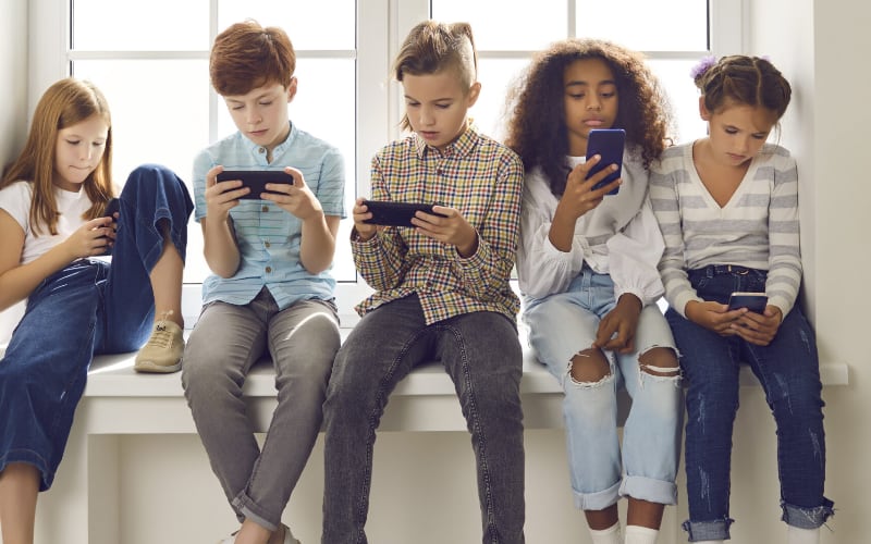 children on smartphones